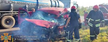 Моторошна ДТП на трасі Одеса-Рені: зіштовхнулись вантажівка та легкове авто (фото, відео)